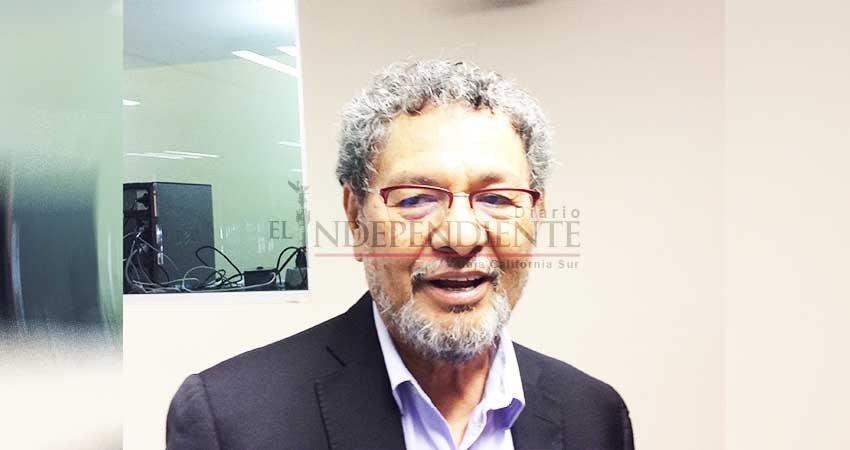 Elmer Mendoza presenta libro en la UABCS "Asesinato en el parque Sinaloa" 