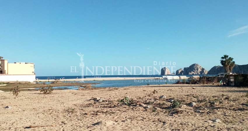 Sociedad exige explicaciones por relleno con arena de cuerpo de agua en playa Ocho Cascadas