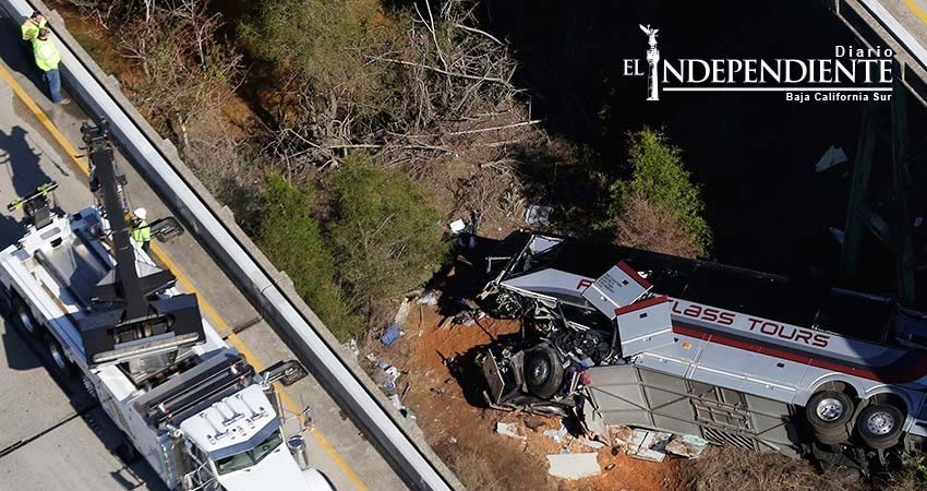 Autobús escolar cae a barranco en EU; al menos un muerto