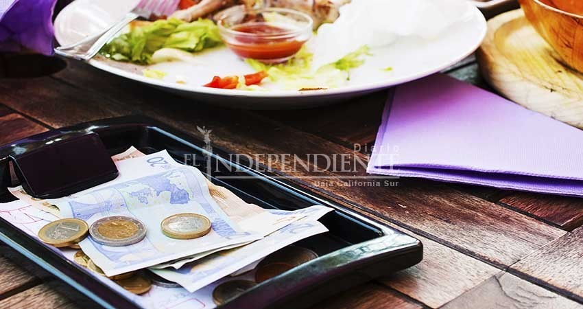 Incluir propinas en las cuentas va contra la Ley del Consumidor, recuerda Profeco