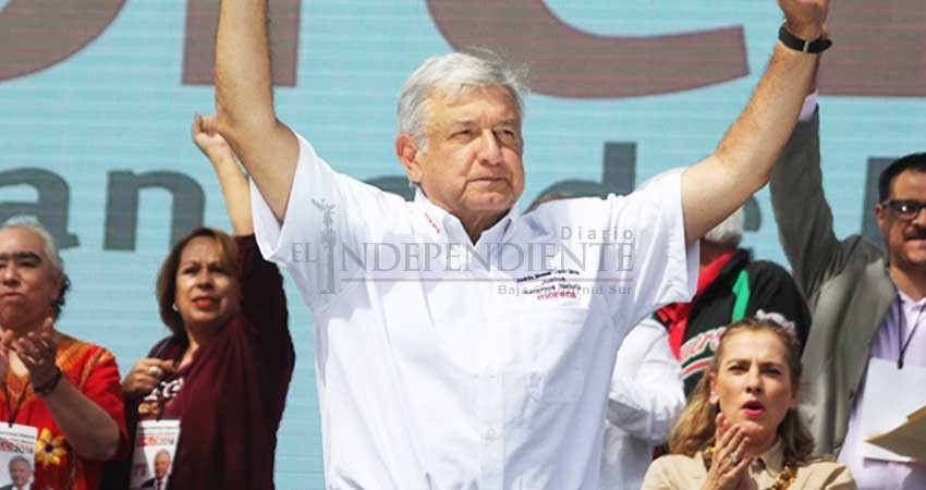 AMLO promete reducir sueldos 'a los de arriba' para aumentárselos 'a los de abajo'
