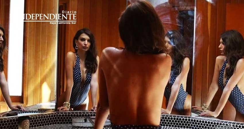 Emily Ratajkowski muestra bikinis que suben la temperatura