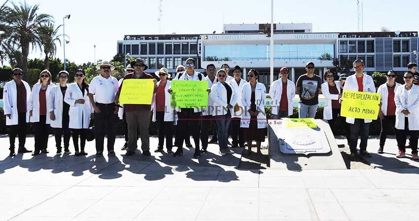 Exigen médicos de BCS que actos clínicos no sean criminalizados