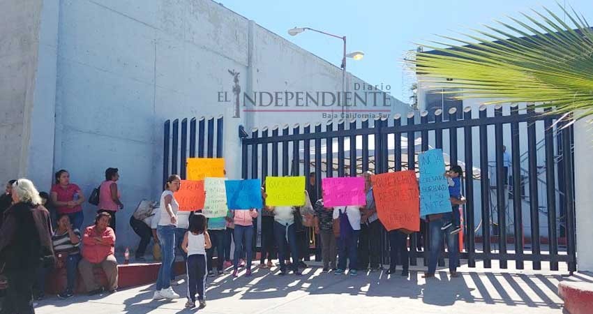 Familiares de internos exigen que les permitan ver a sus familiares