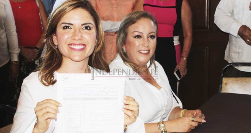 Susana Zatarain entrega requisitos para registrarse como candidata a diputada por el Distrito 1 de BCS