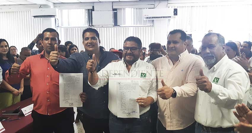 Se registra César Juárez por el II distrito; reconoce competencia reñida