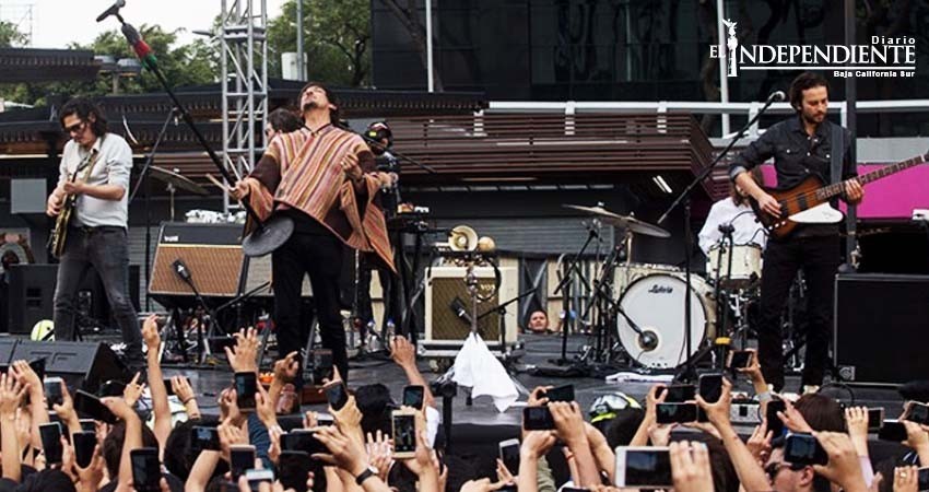 Zoé deleita con concierto en la Glorieta de Insurgentes