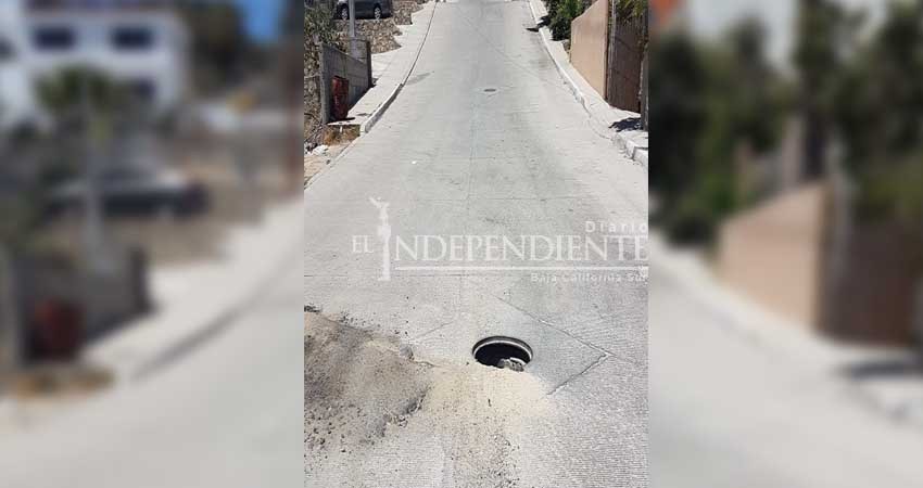 Repararon la fuga de aguas negras pero olvidaron tapar la alcantarilla