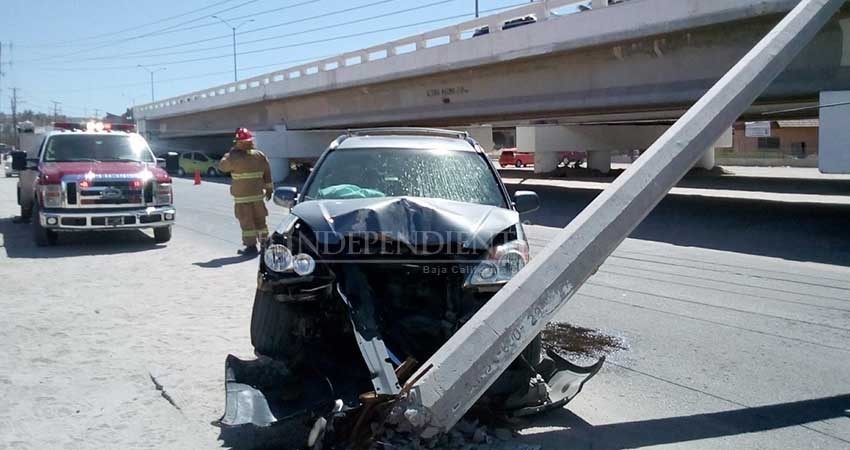 Se “llevan” postes de energía eléctrica en dos accidentes viales en la Carretera Transpeninsular