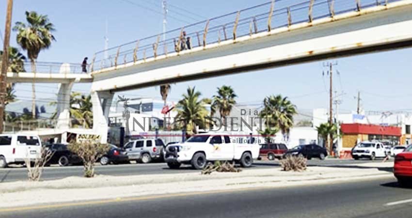 Se resiste la población a utilizar puentes peatonales
