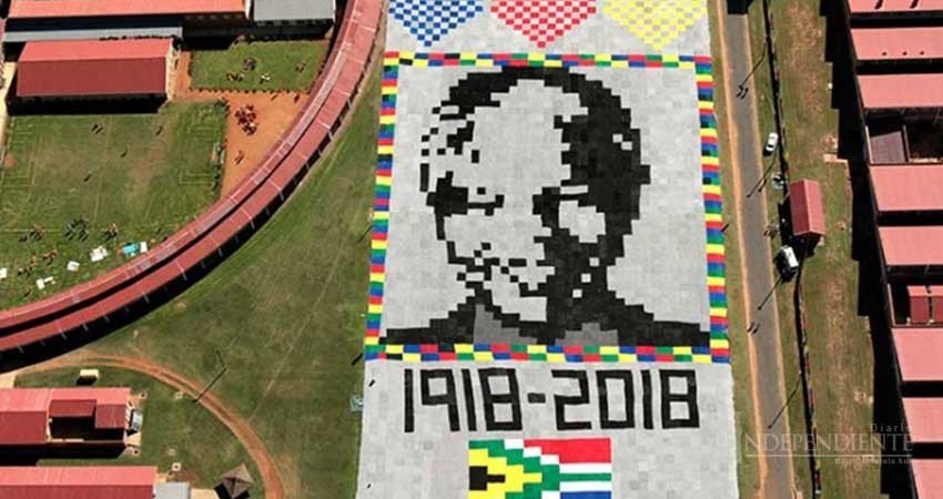 Tejen colosal retrato de Mandela que se ve desde el espacio
