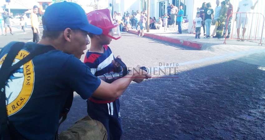 Bomberos celebran Día del Niño con “Prueba de Fuego Infantil”