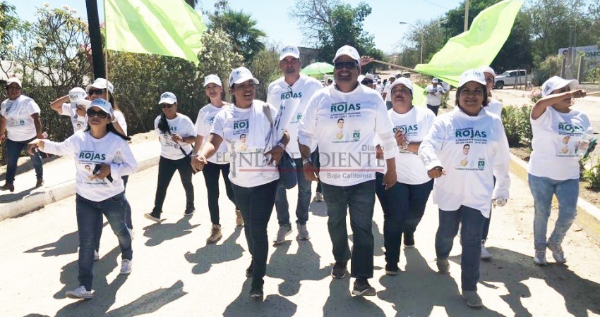 Durante caminatas y visitas de casa por casa se compromete Rojas Tirado a mejorar los servicios públicos de Los Cabos