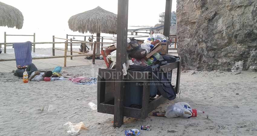 En total descuido y suciedad la Blue Flag, playa “El Coromuel”