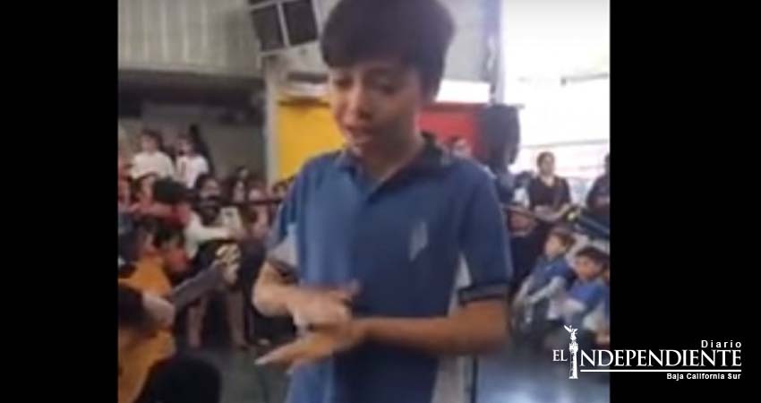 Niño conmueve al mundo; canta a su mamá en lenguaje de señas