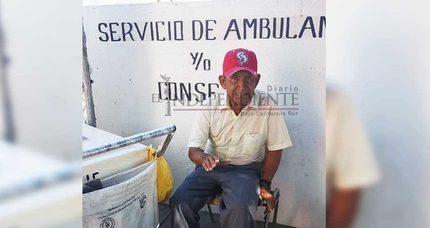 Don Carlos, más de 10 años empujando su carrito de helados y deleitando paladares