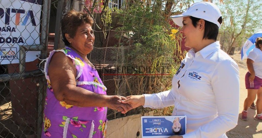 Candidata Michelle Valdez busca el voto casa por casa