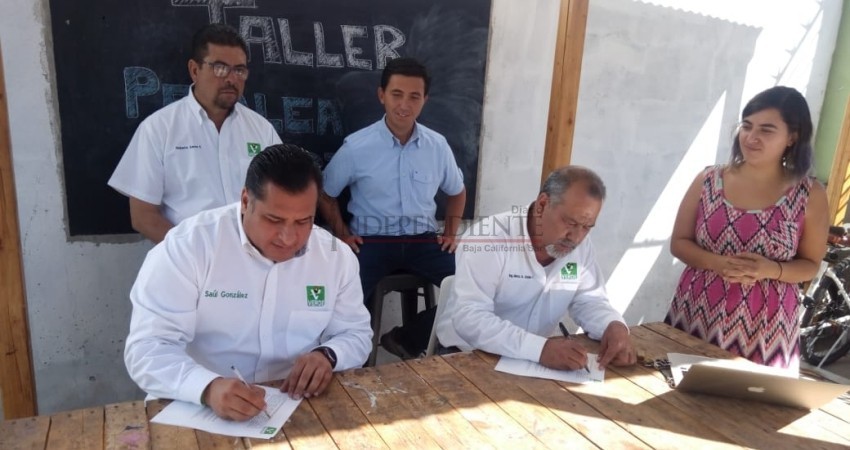 Firma Saúl González pacto de movilidad con la asociación Bcsicletos Colectivo Urbano AC.