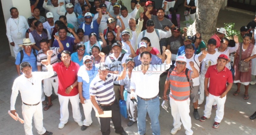 Se manifiestan vendedores ambulantes de playa en Palacio Municipal