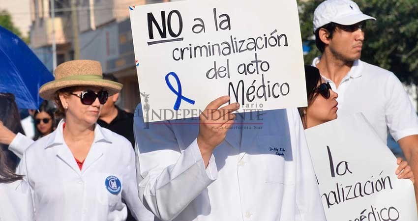 Médicos buscarán modificar el código penal de BCS para despenalizar el acto médico