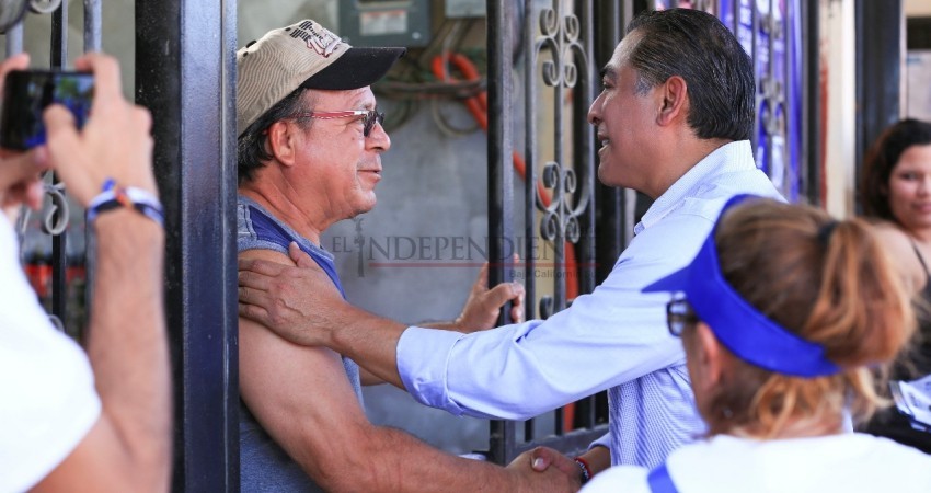 Nuestra campaña se centra en hablar con la gente y no de los políticos: Arturo De la Rosa