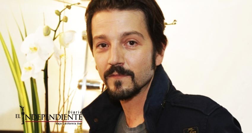 Diego Luna adora hacer teatro porque lo trae de vuelta a México