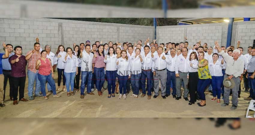 Se reúne Lupita Saldaña con el grupo Actitud Positiva