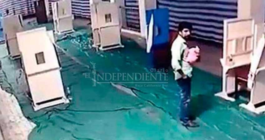 Hombre besa a su bebé y lo abandona en una iglesia