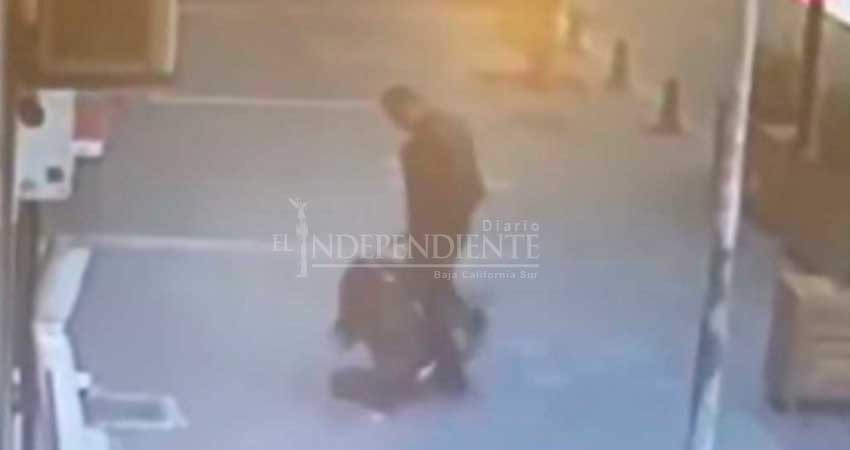 Peatón noquea de esta forma a hombre que agredía a una mujer