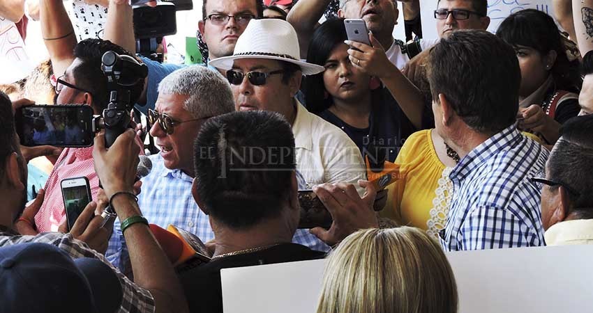 Militantes de la CROC Los Cabos se manifiestan en IMSS La Paz por Esthela Ponce