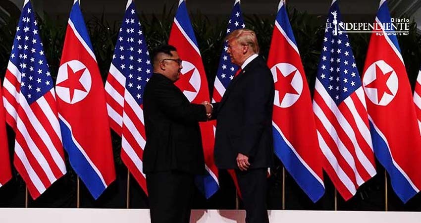 Trump y Kim Jong-un se dan la mano en histórica cumbre en Singapur