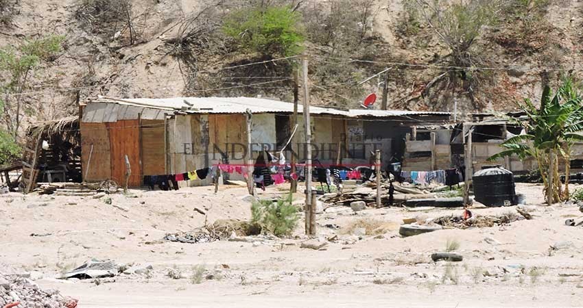 "Dios nos libre de quedarnos sin casa por el huracán": familias del vado de Santa Rosa