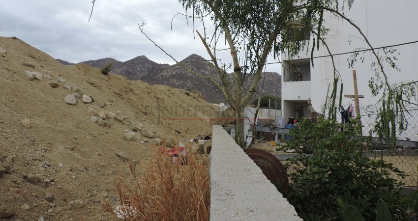 Vecinos retan a funcionarios a que pasen un huracán en Puerto Nuevo y confirmen si los edificios son habitables