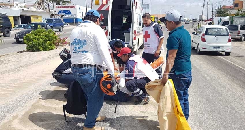 Arena que arrastró la lluvia al pavimento ocasiona accidente de moto en SJC