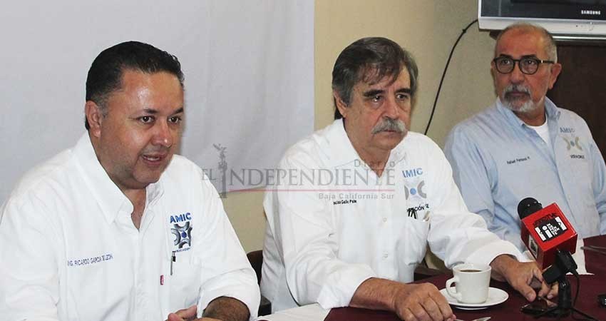 Candidato independiente se reúne con la industria de la construcción