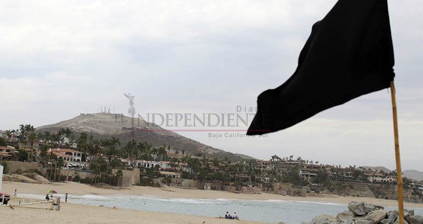 Por marejada, ondearon diferentes banderas de advertencia playas de Los Cabos durante el fin de semana