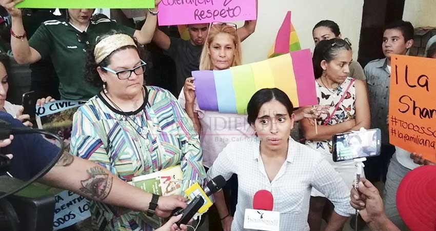 Denuncian a director del Registro Civil Estatal por discriminar a hijo de familia homoparental