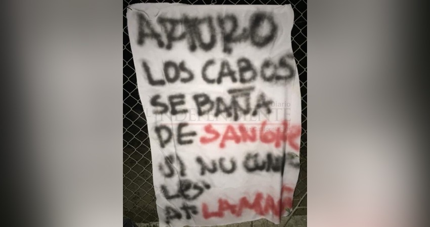Cuelgan "mantas" y pintan una barda con mensajes dirigidos a actores políticos en Los Cabos