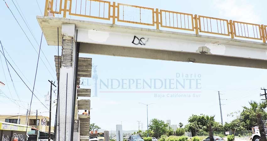 Está bien que rehabiliten los puentes peatonales, el problema sigue siendo la falta de cultura: ciudadanos