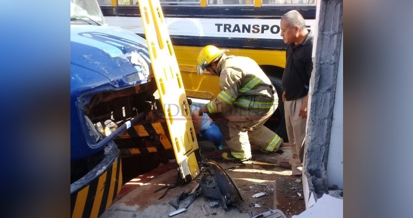 Fallece chofer de autobús que chocó contra camión repartidor en SJC