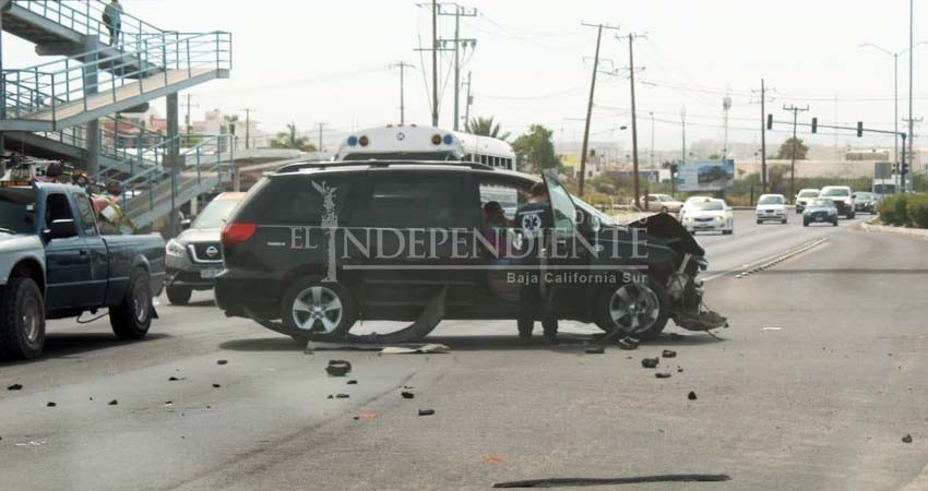 Choca camioneta familiar frente a Centro Comercial en CSL