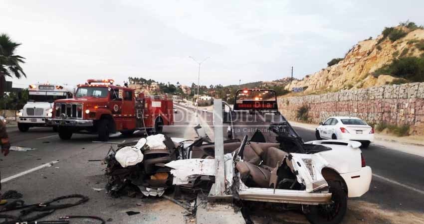 Veinteañero queda grave al estrellar su deportivo contra un poste de metal