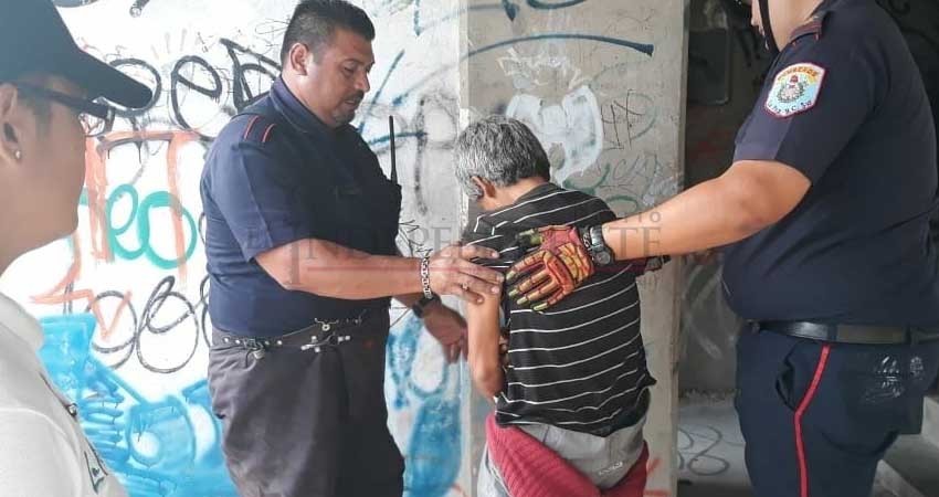 Rescatan a mujer que colgaba del balcón de un edificio abandonado
