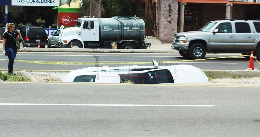 Balean a conductor de auto de lujo en Corredor Turístico de Los Cabos