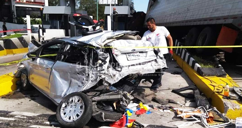 Tráiler sin frenos embiste autos y caseta de cobro; muere la cajera