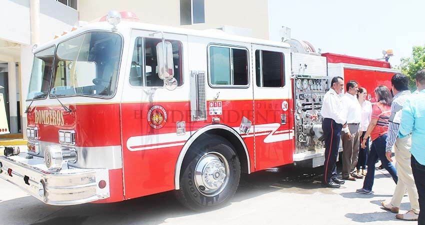 Recibe una nueva máquina extintora el Cuerpo de Bomberos de La Paz
