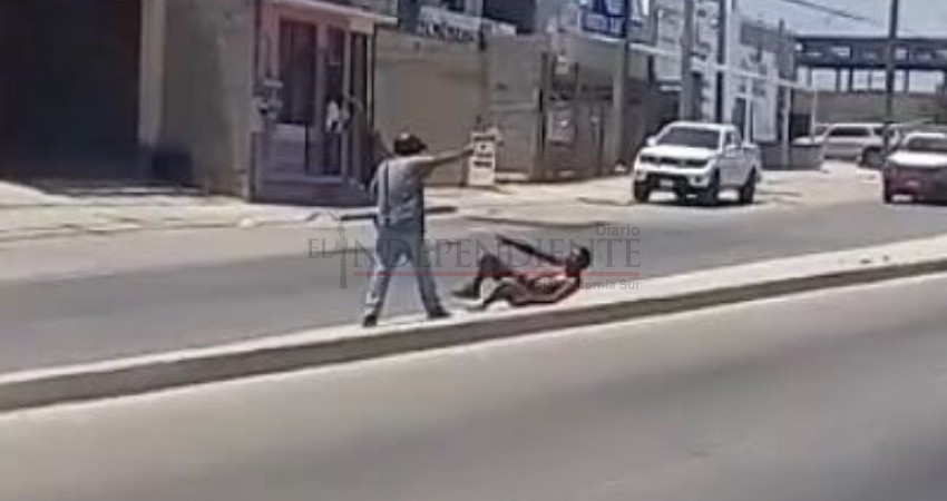 Otra golpiza en CSL: Captan a sujeto tundiendo a palos a otro en Av. Leona Vicario