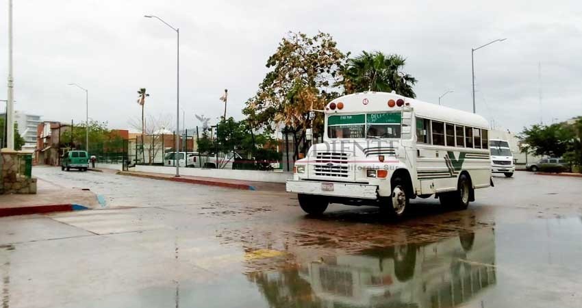 Lluvias dejan intransitables las calles impidiendo el paso del transporte público