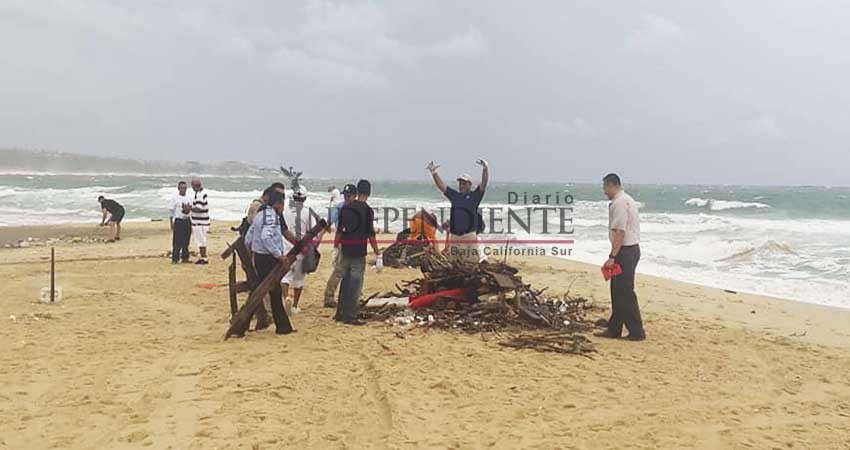 Ciudadanos limpian playas de CSL tras el paso del Huracán “John”