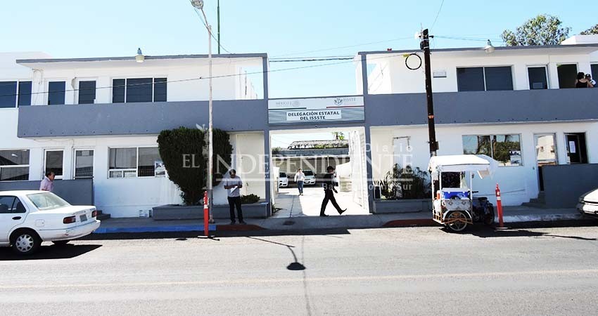 Hijo discapacitado de mujer muerta en ISSSTE queda sin servicio; delegación no resuelve